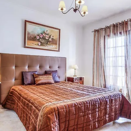 فيلة Sleeps 8 With Pool Air Con And Wifi *
