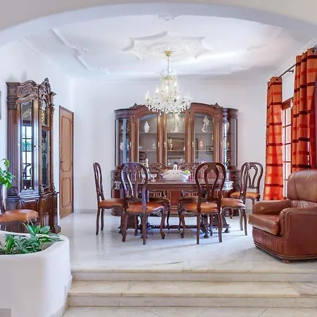 فيلة Sleeps 8 With Pool Air Con And Wifi