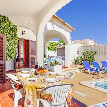 Sleeps 8 With Pool Air Con And Wifi 别墅
