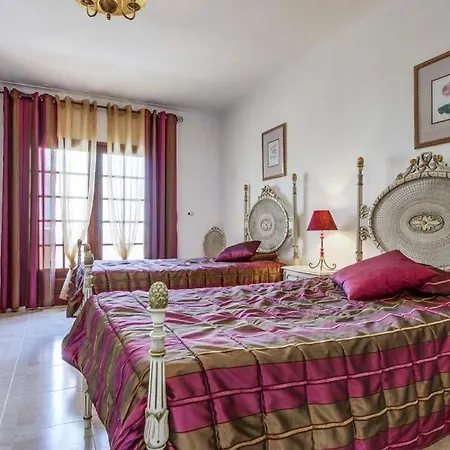 别墅 Sleeps 8 With Pool Air Con And Wifi